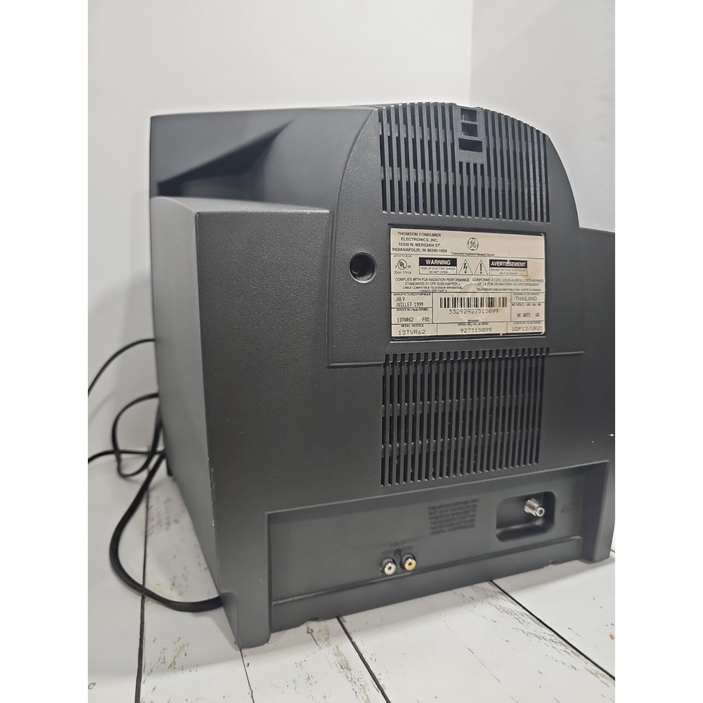 GE Vintage CRT Television with Built-In VCR, Model 13TVR62, Black - Picture 13 of 16